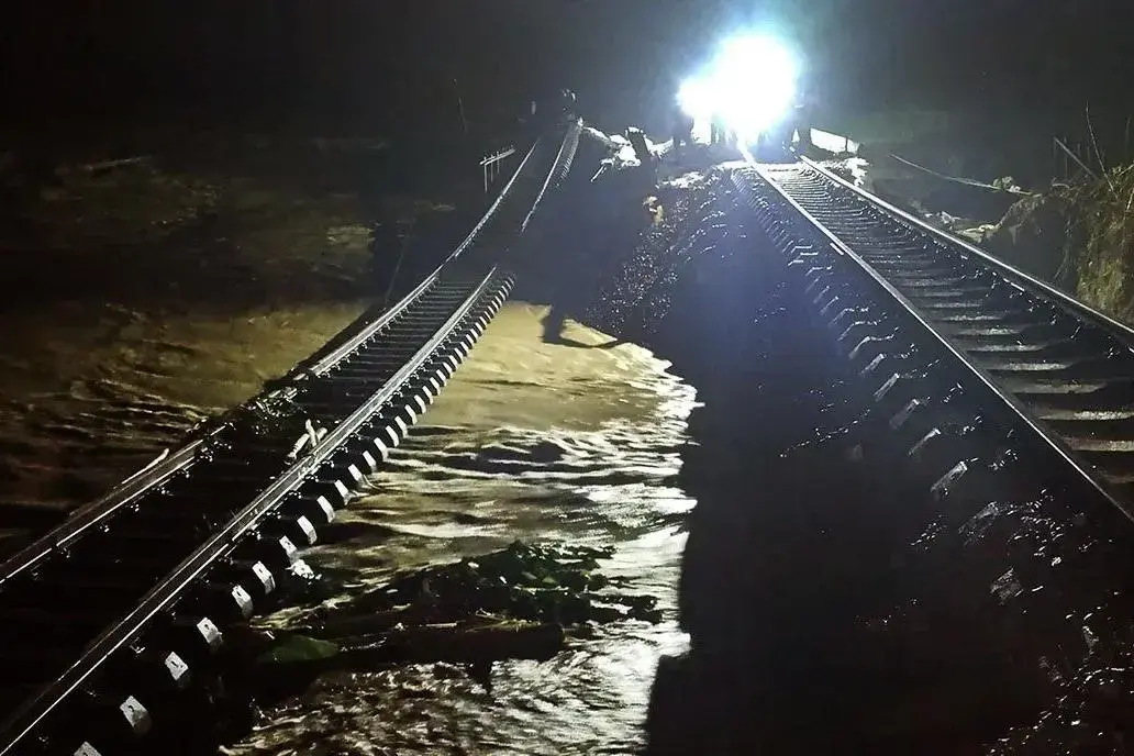rail-track-collapse-due-to-flooding-in-grobogan-bnpb