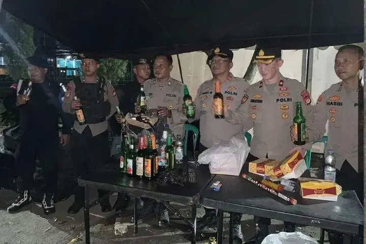 police-confiscated-liquors-and-flares-during-presidents-cup-match-at-si-jalak-harupat-stadium