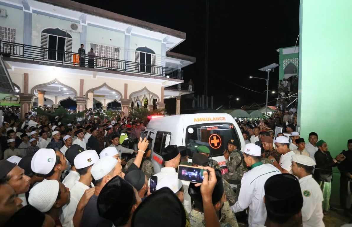 thousands-greet-the-arrival-of-aceh-cleric-tu-sops-remains