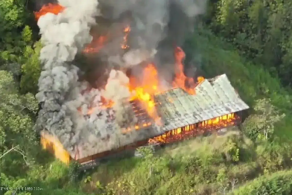 kkb-torch-school-building-again-in-papuas-kiwirok-district