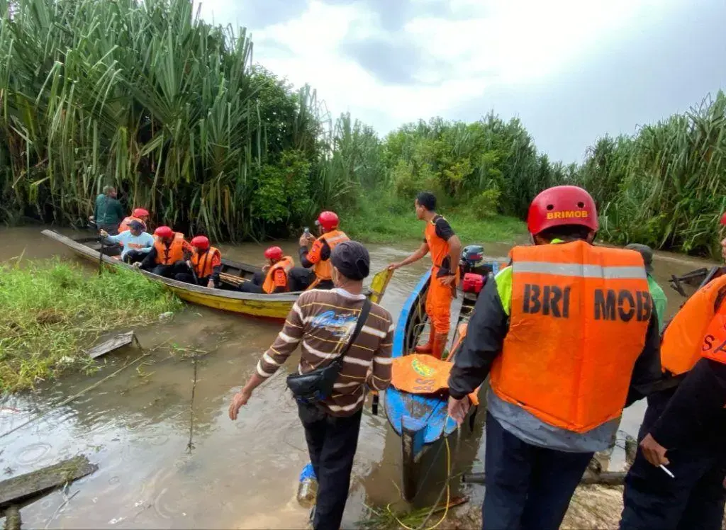 search-parties-recover-the-body-of-victim-following-crocodile-ambush-in-menduk-river