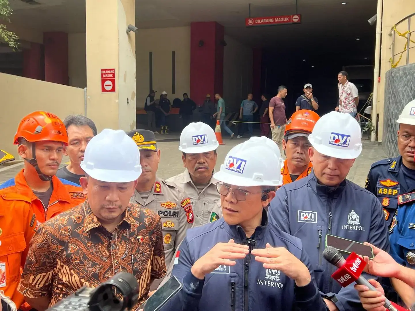 police-find-new-items-in-the-search-of-glodok-plaza-fire