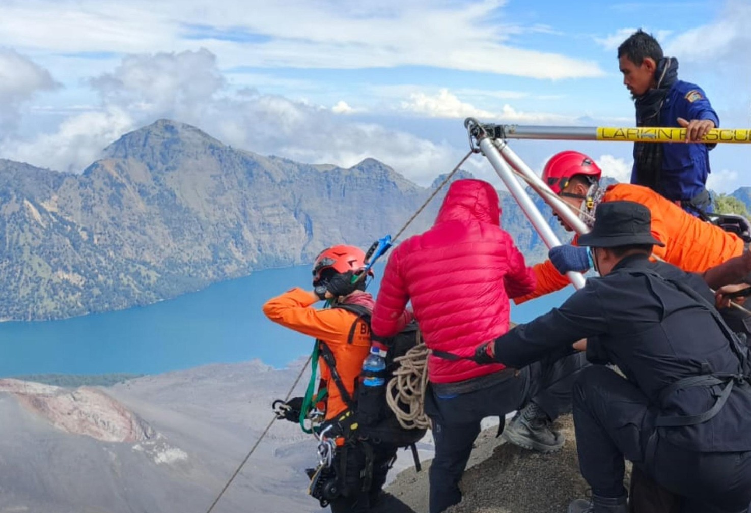 efforts-to-rescue-brazilian-climbers-in-mount-rinjani-continues