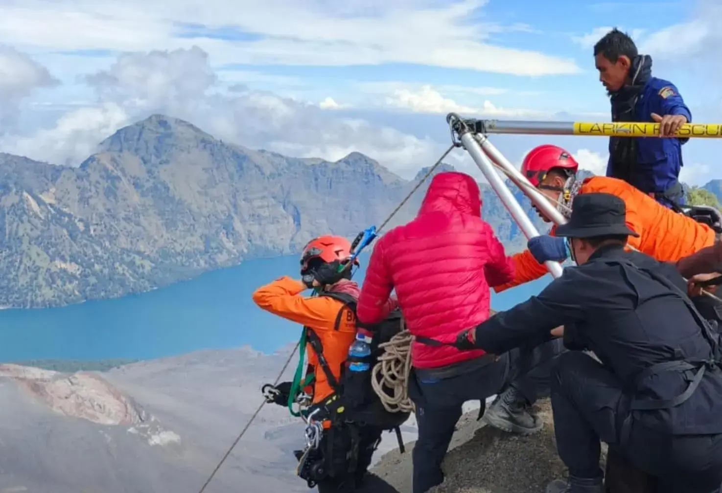 efforts-to-rescue-brazilian-climbers-in-mount-rinjani-continues