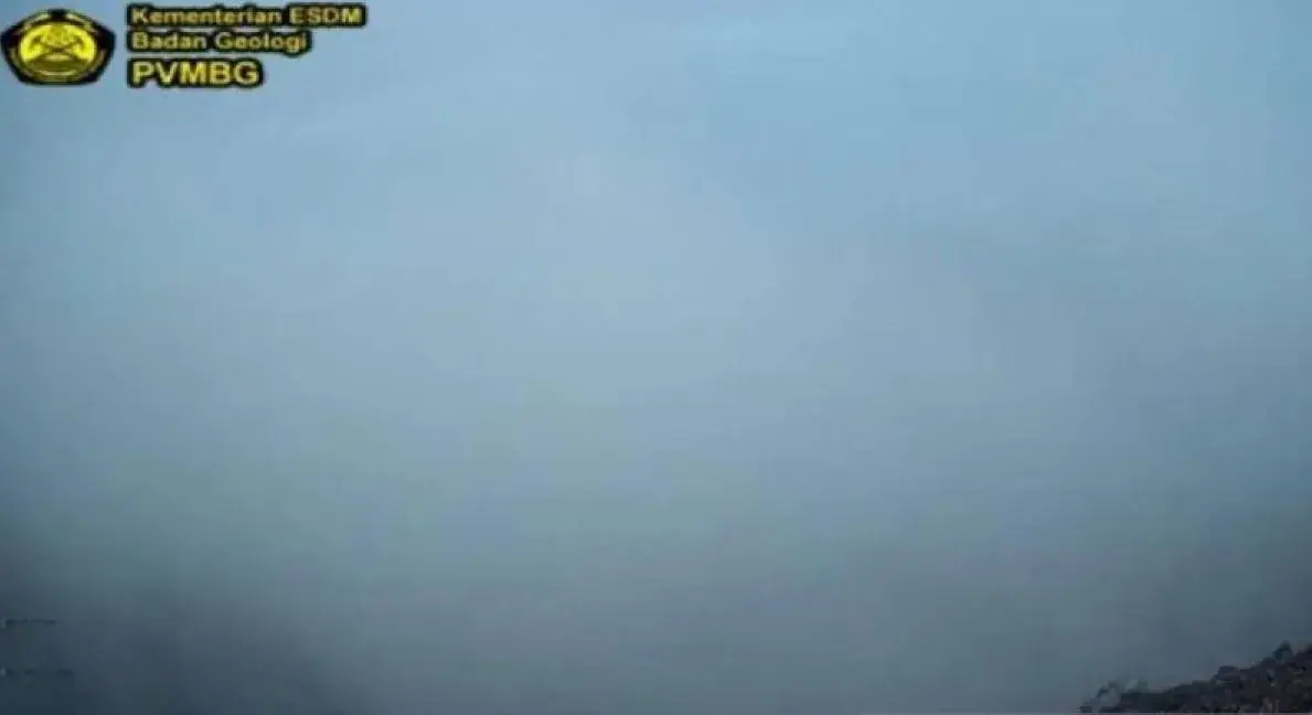 hikers-banned-as-mount-dempo-shrouded-in-mist-following-eruption