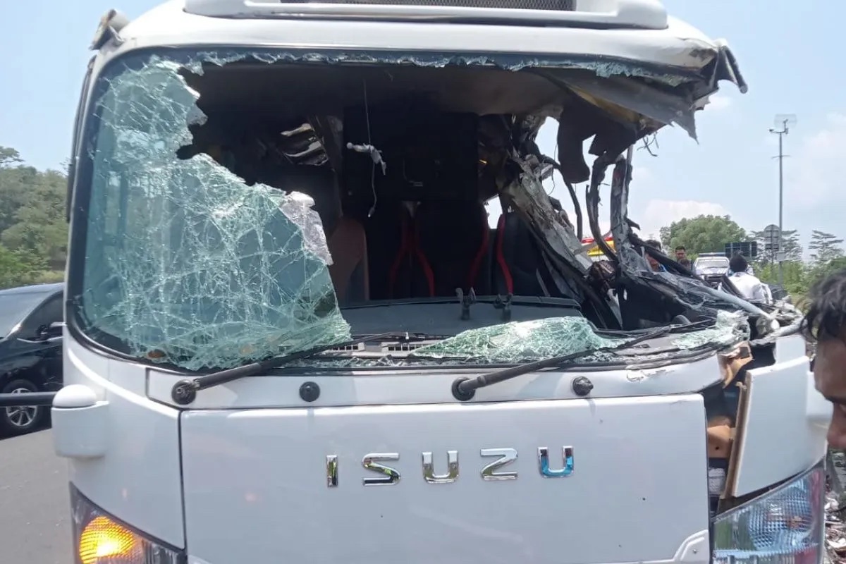 four-killed-in-minibus-accident-on-semarang-solo-toll-road