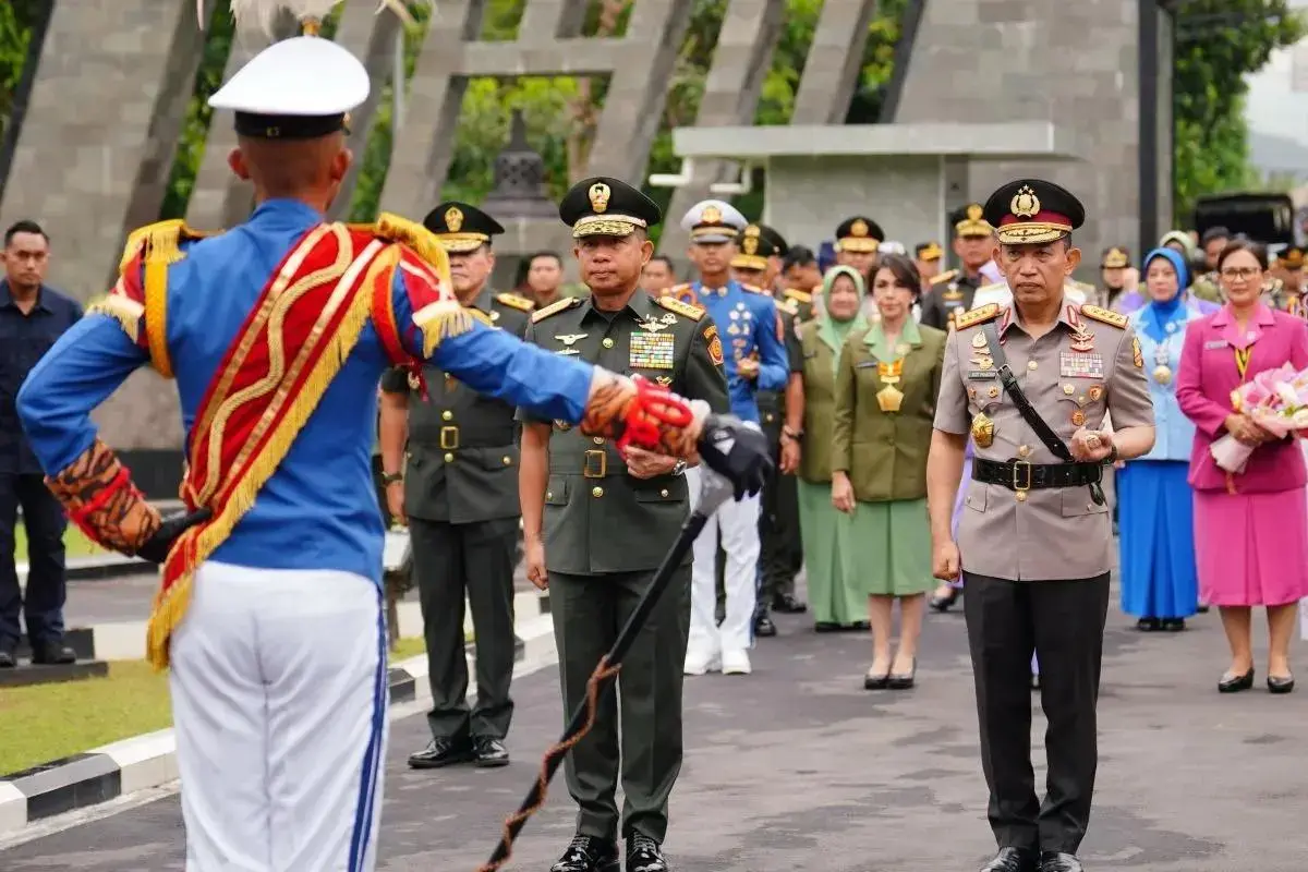 inp-chief-urges-stronger-tni-inp-synergy-at-joint-cadet-graduation