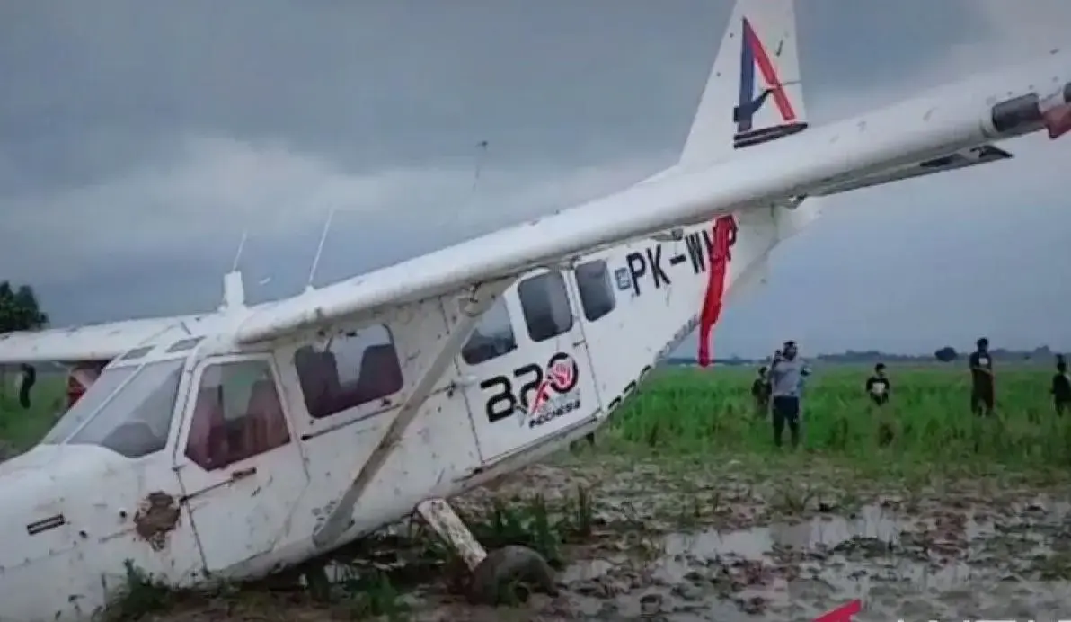 small-plane-crashes-in-karawang-rice-field-after-suspected-engine-failure