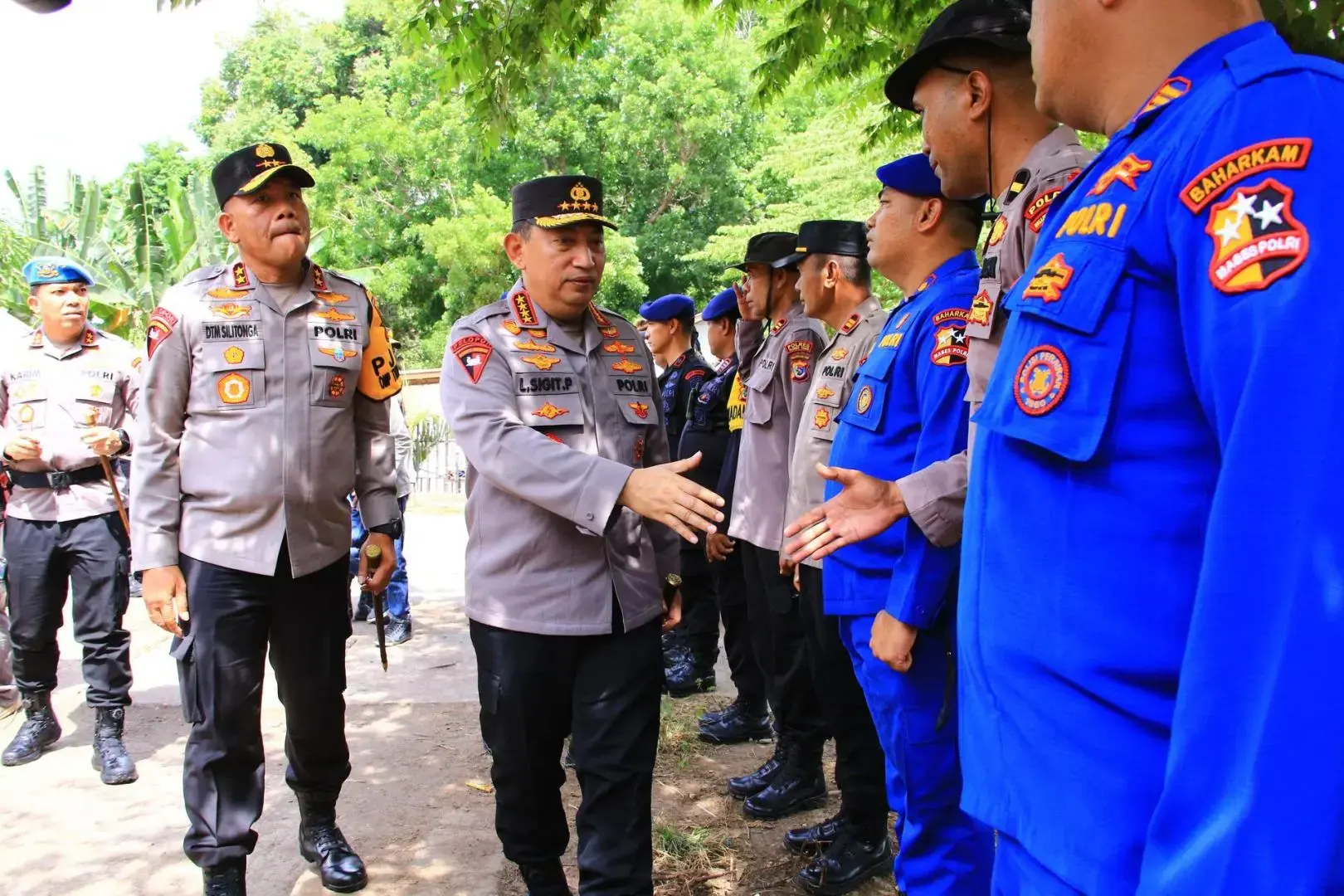 general-sigit-reviews-mount-lewotobi-evacuation-post-in-east-nusa-tenggara