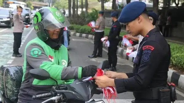 police-give-away-thousands-of-indonesian-flag-to-public-in-jakarta