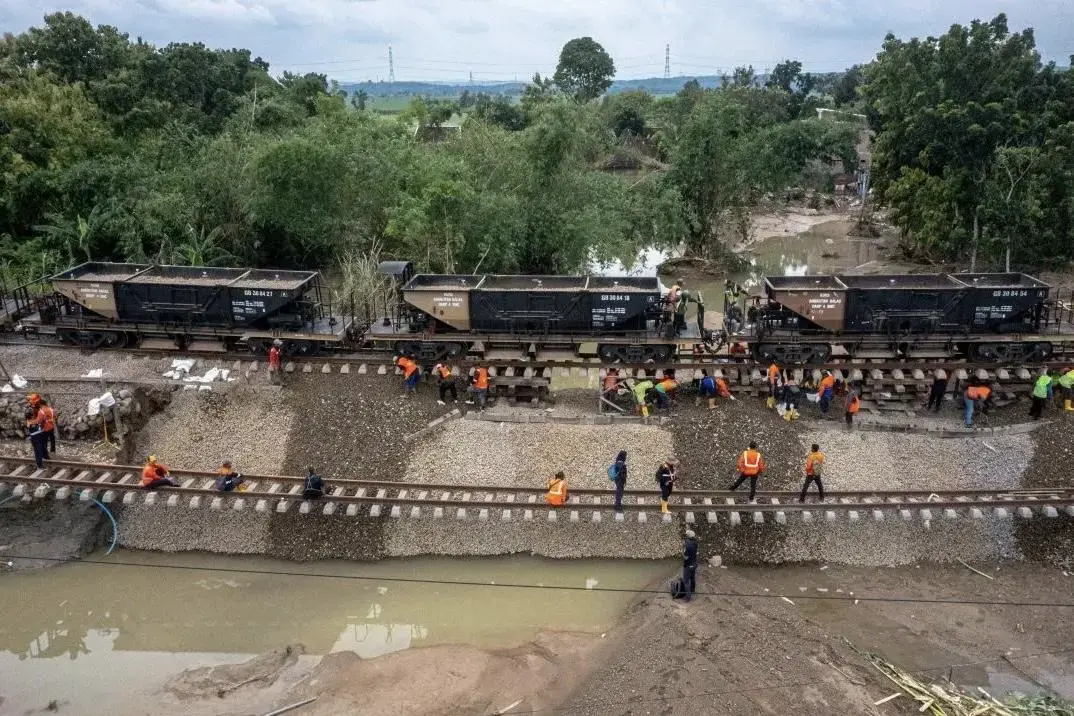 flood-disrupts-grobogan-rail-line-1200-passengers-cancel-trips