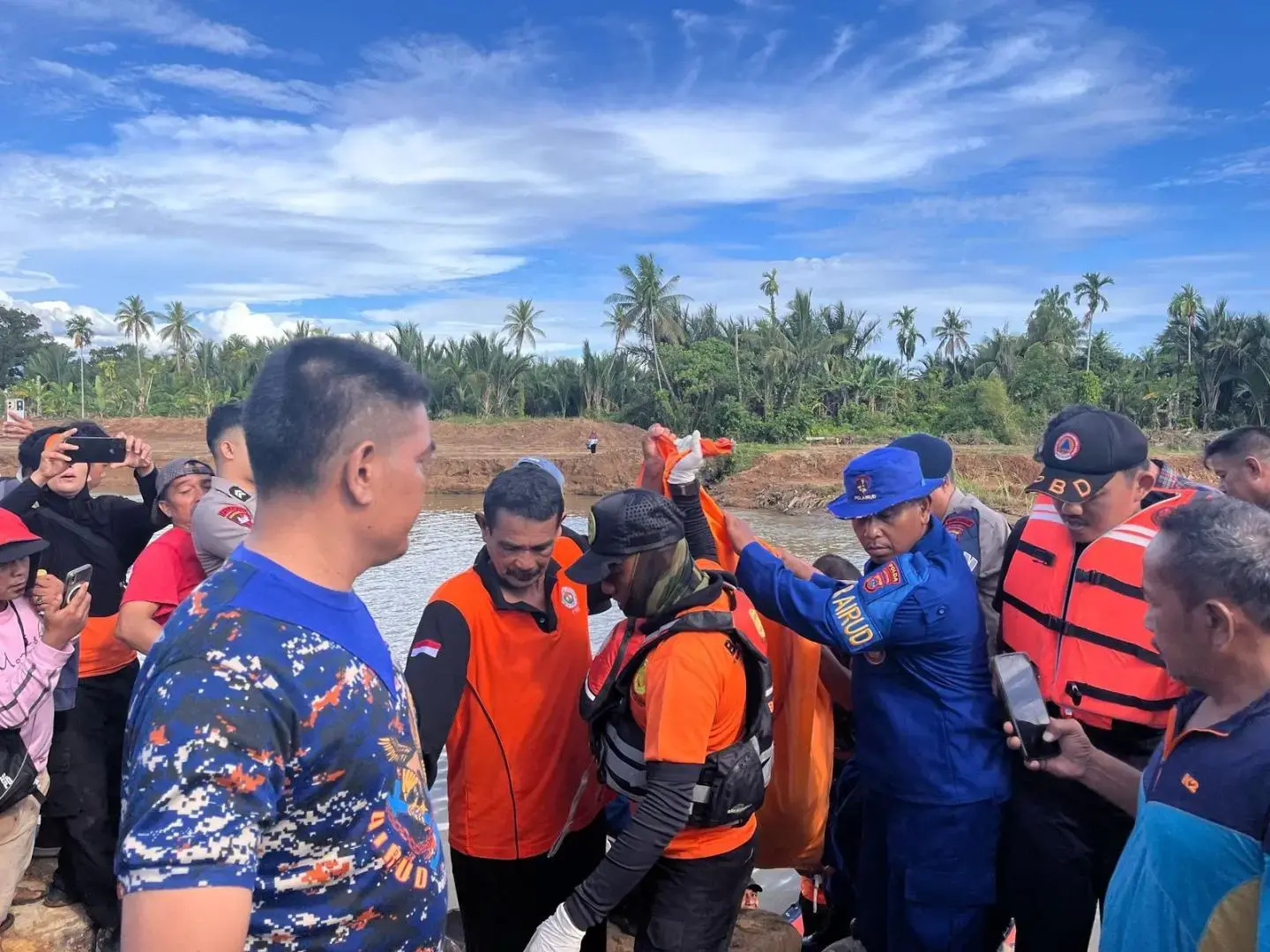 joint-team-successfully-found-a-victim-swept-away-at-batang-kandis-village