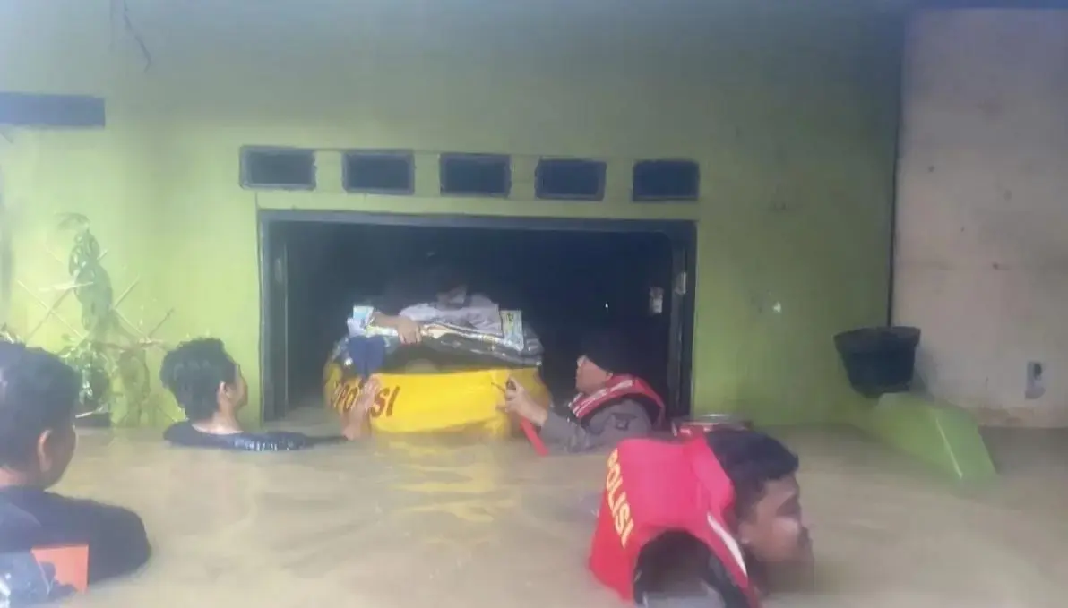 metro-jaya-police-evacuates-residents-affected-by-ciliwung-river-flooding