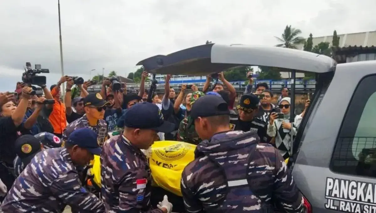 sar-team-recovers-victim-from-drown-ferry-in-bali-strait