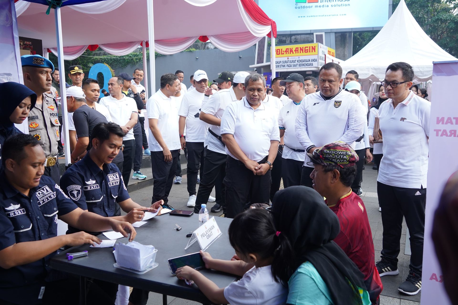 bandung-people-enthusiastically-follow-police-programs-during-car-free-day-in-dago