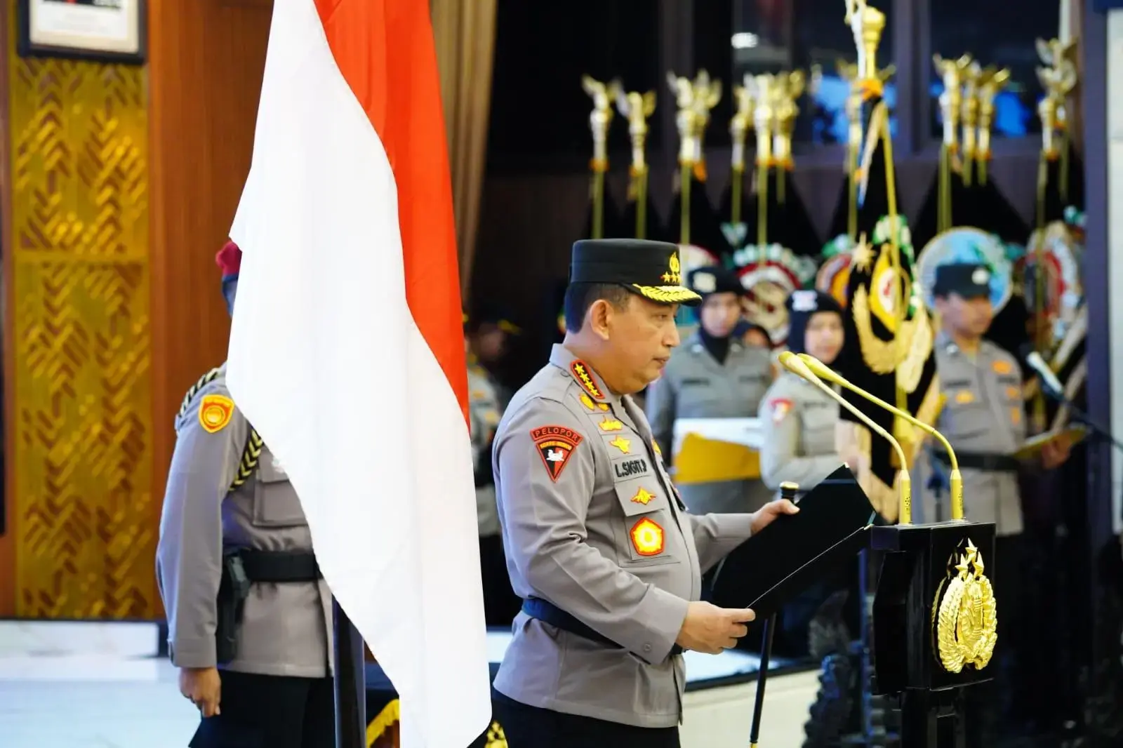 general-sigit-led-the-ceremony-of-rank-promotion-report-for-10548-police-officers