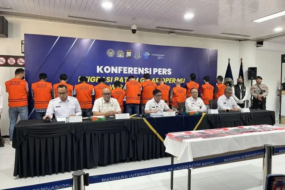 immigration-office-detain-13-foreigners-for-operating-fake-companies-in-batam
