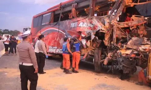 quick-police-action-in-evacuating-pandaan-malang-toll-road-accident-victims