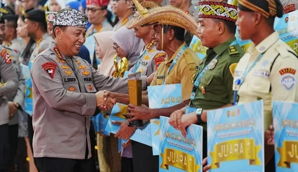 inp-chief-honors-winners-of-police-for-society-competition