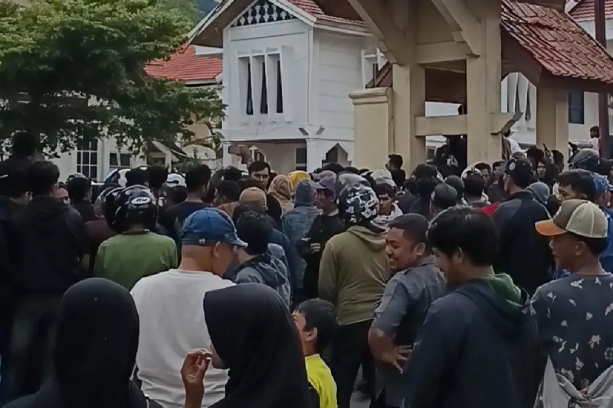 central-aceh-disaster-survivors-demand-rice-and-fuel-amid-severe-shortages