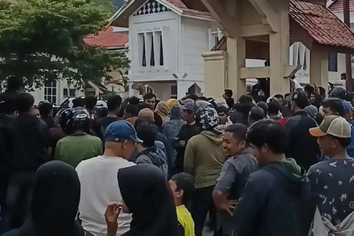 central-aceh-disaster-survivors-demand-rice-and-fuel-amid-severe-shortages