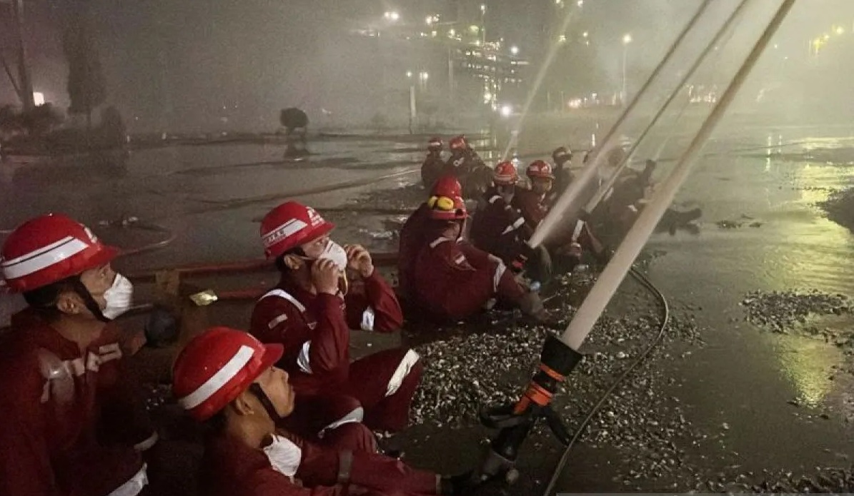 explosion-and-fire-at-pertamina-dumai-refinery-police-deploy-forces-to-secure-area