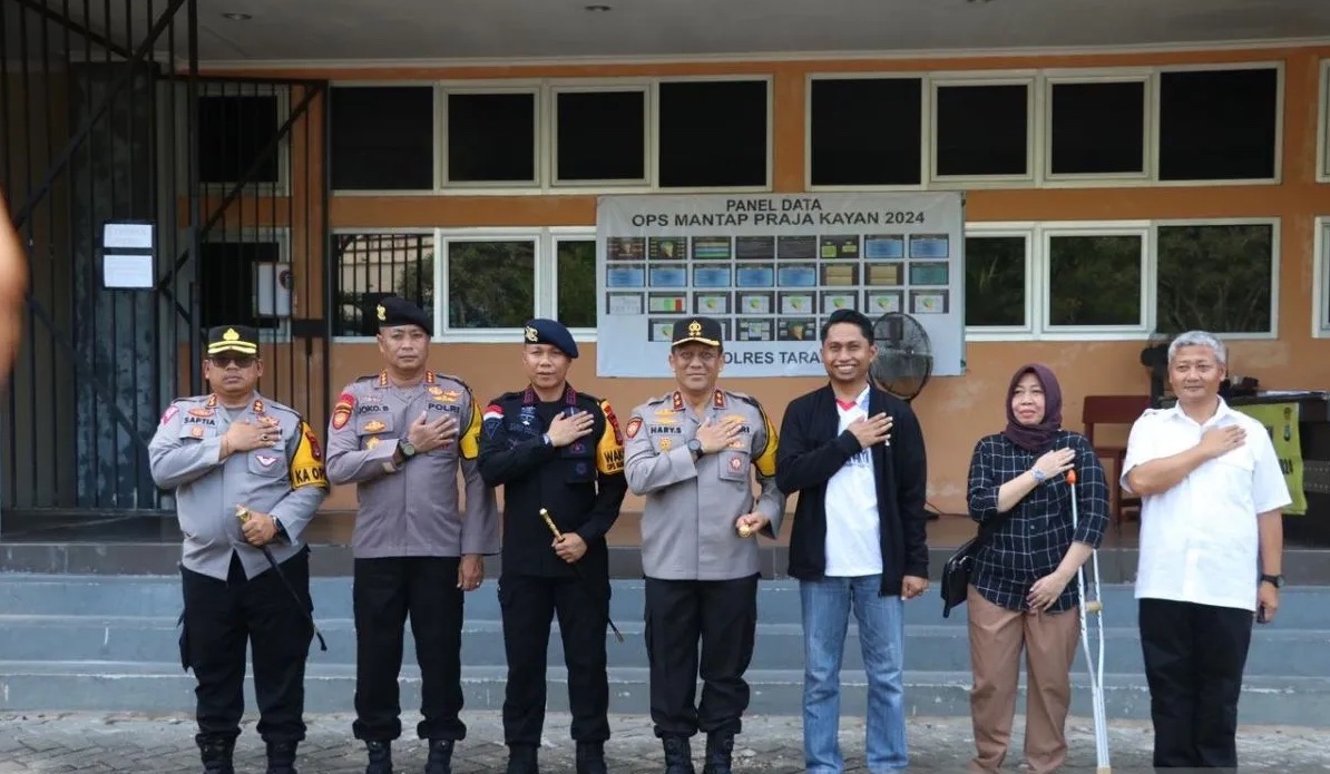 north-kalimantan-police-chief-inspects-election-logistics-warehouses