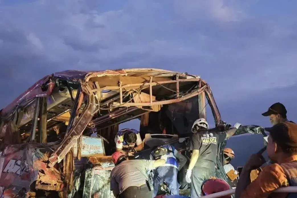 four-dead-in-pandaan-malang-toll-road-accident