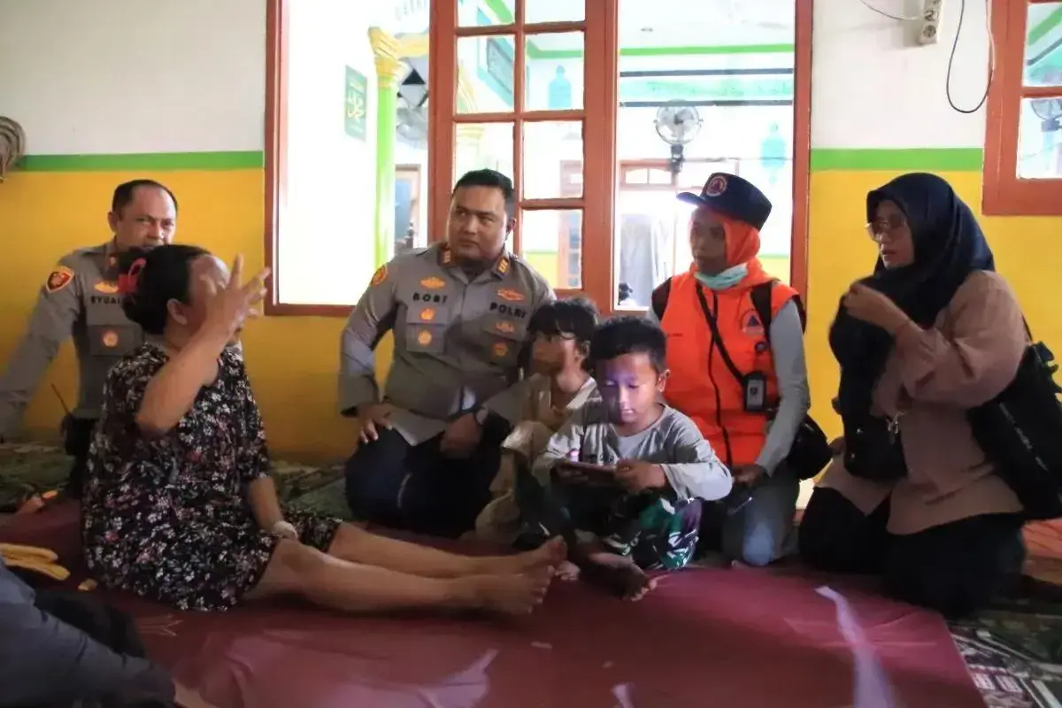 police-handed-over-aids-to-61-fire-victims-in-cilincing