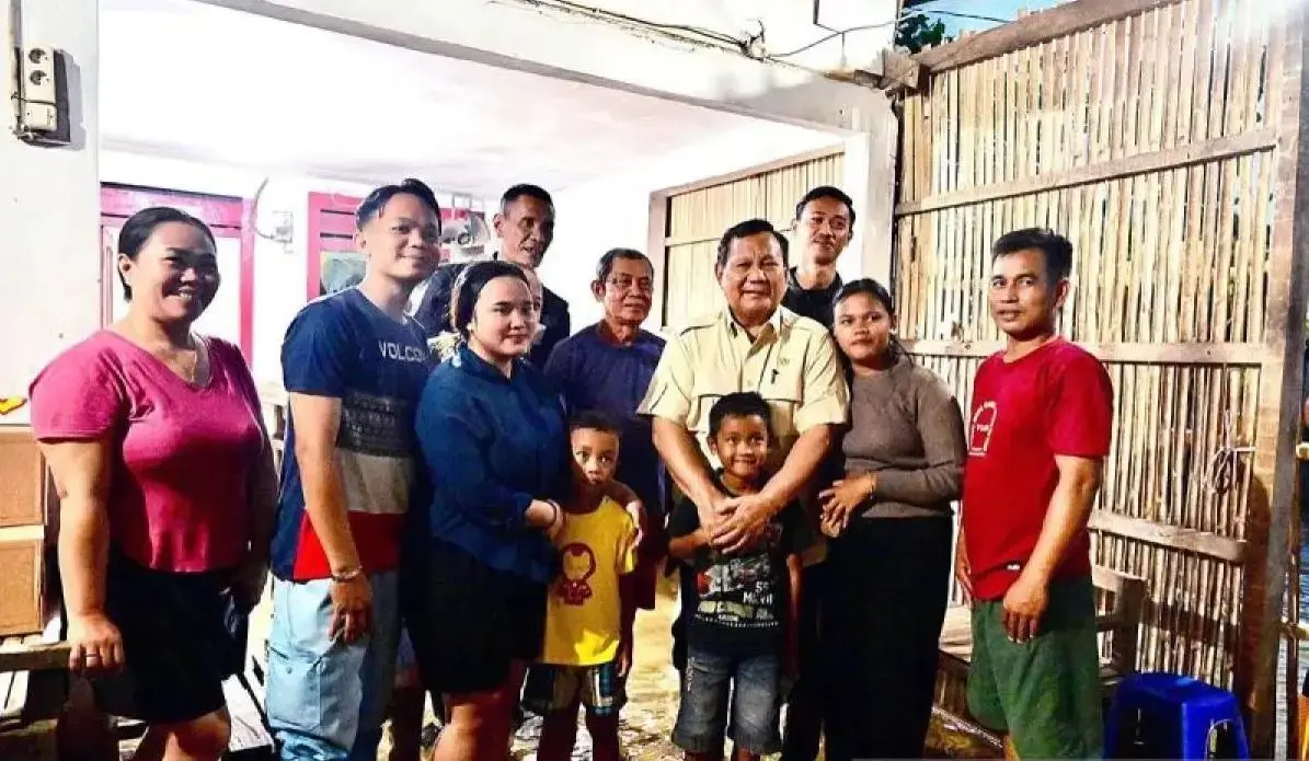 president-prabowo-visits-and-engages-with-flood-affected-residents-in-bekasi