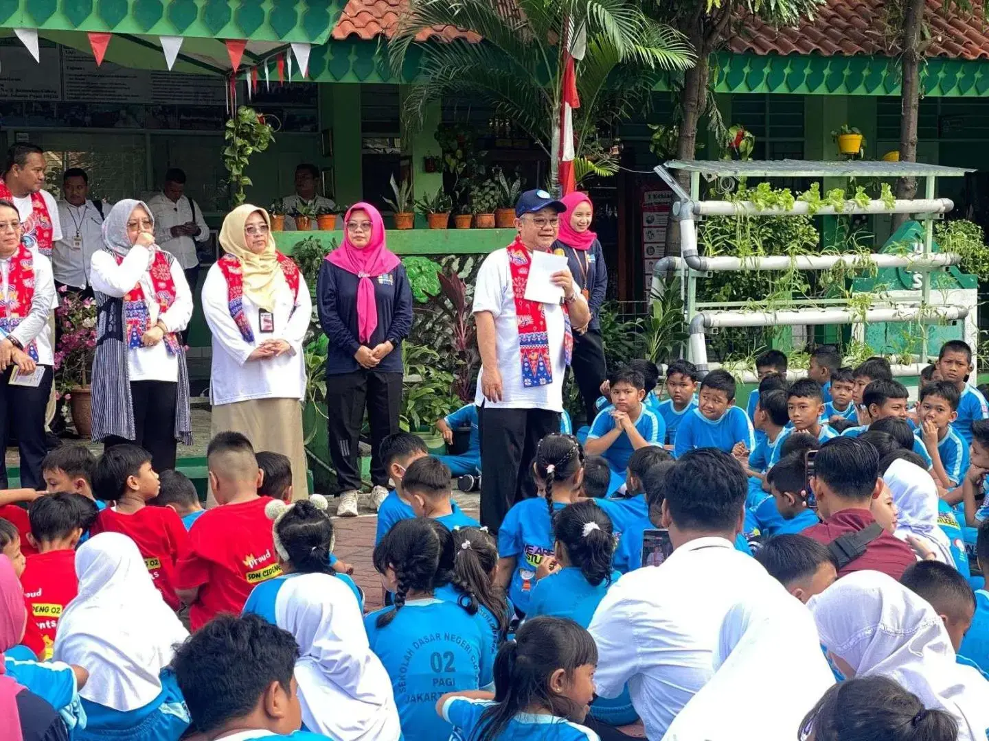 minister-abdul-muti-conveys-the-seven-good-habits-to-children-in-his-visit-to-schools