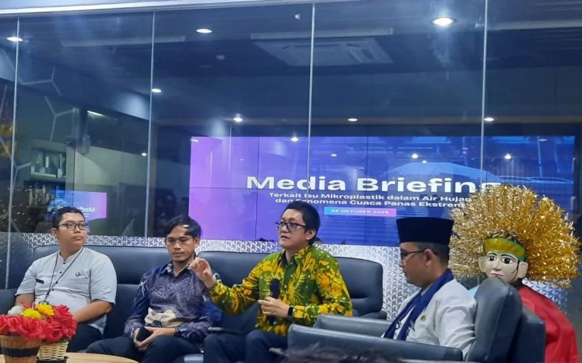 jakarta-residents-urged-not-to-panic-over-microplastics-in-rainwater-brin-expert