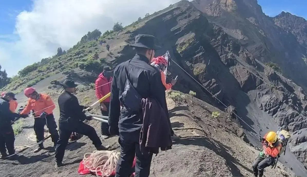 brazilian-hiker-found-after-fall-on-mount-rinjani-rescue-ongoing