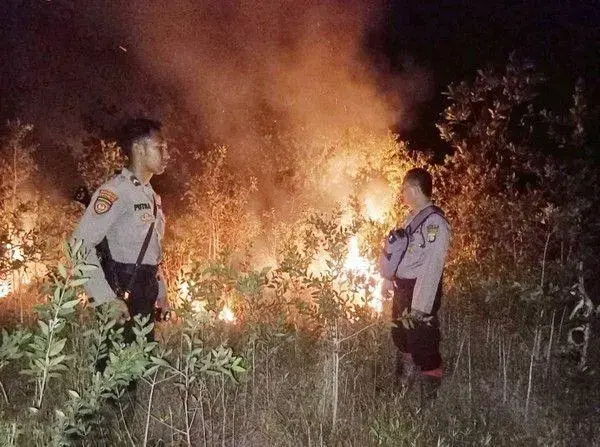 police-hand-in-hand-work-with-the-people-in-extinguish-two-land-fires-in-mesuji