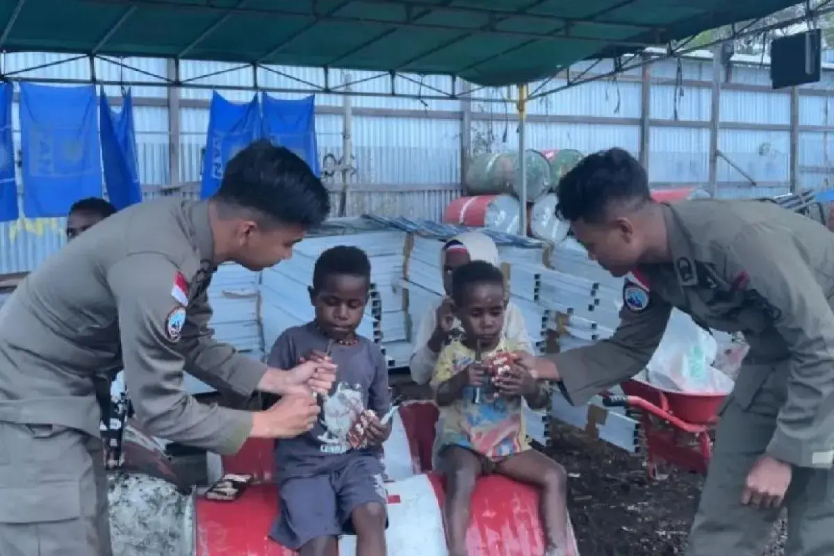 damai-cartenz-task-force-builds-trust-through-outreach-to-children-in-papua