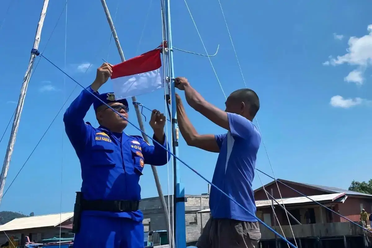 natuna-police-distribute-red-and-white-flags-to-border-area-fishermen