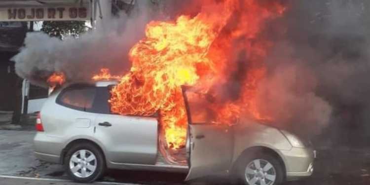 police-investigates-arson-crime-after-a-car-engulfed-in-fire-in-bekasi