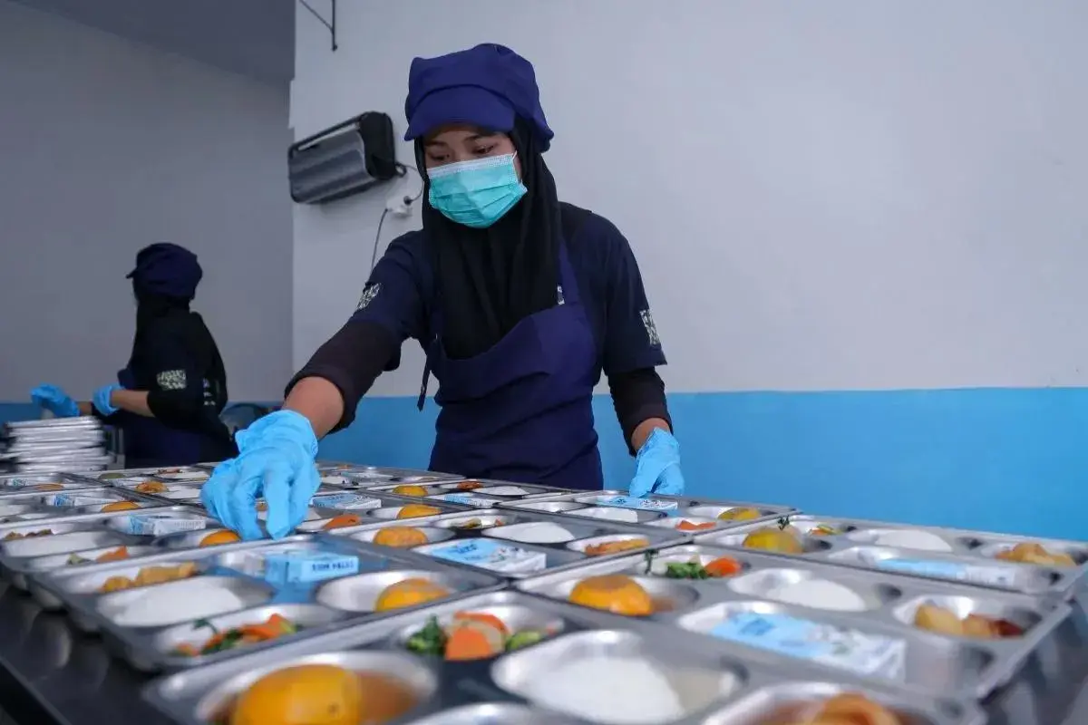 bgn-probes-claims-of-chinese-food-trays-for-free-meal-program-containing-lard