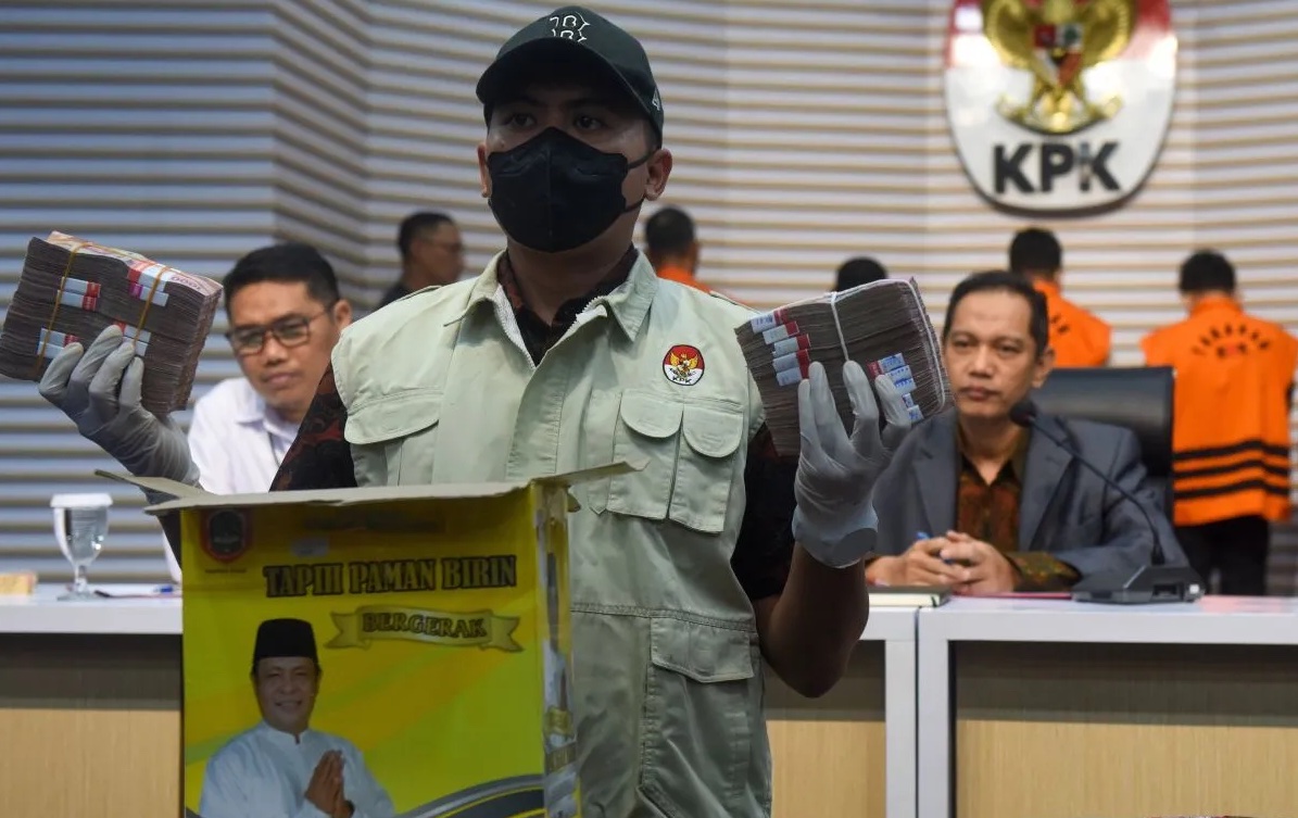 kpk-slaps-travel-ban-on-south-kalimantan-governor