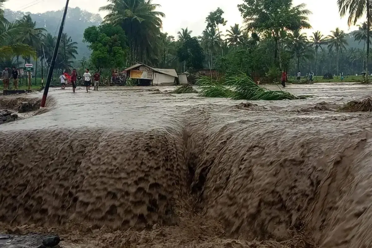 hundreds-trapped-as-mount-semerus-deadly-volcanic-mudlow-floods-isolate-villages