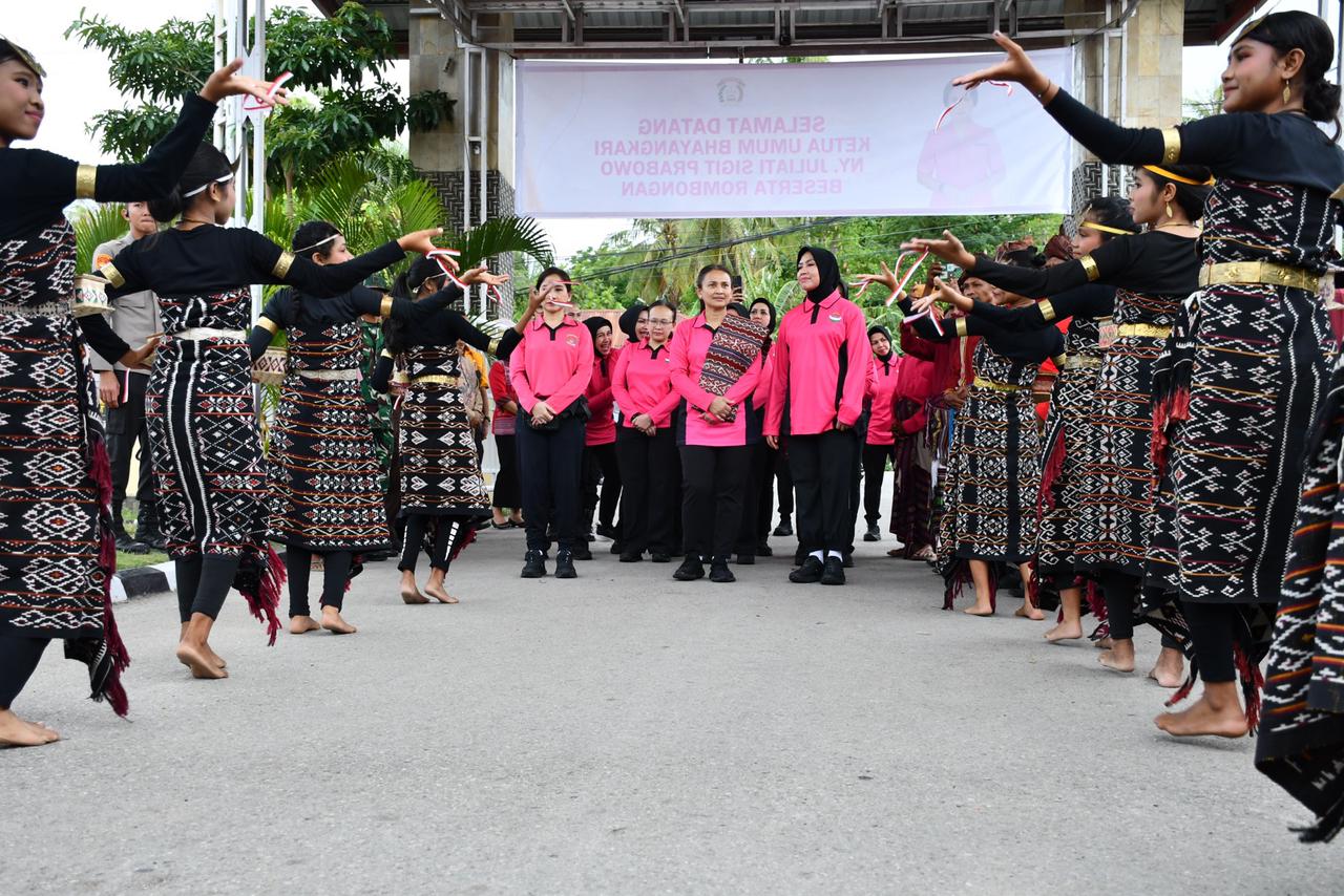 bhayangkari-chair-ny-juliati-sigit-prabowo-delivers-aid-to-kupang-police-community