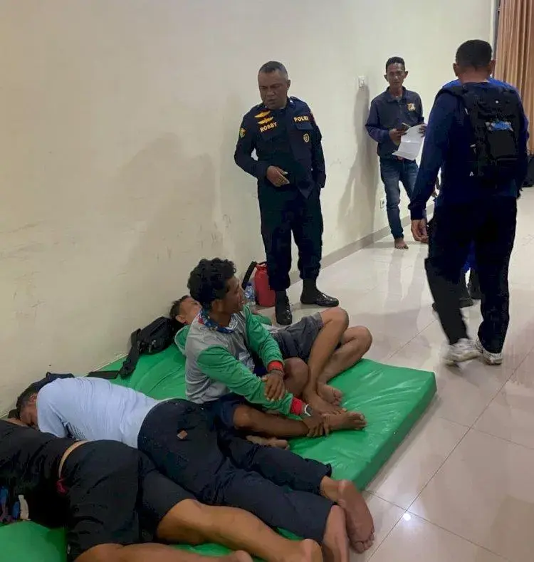 police-rescue-9-helewa-crews-from-sinking-in-sawu-sea