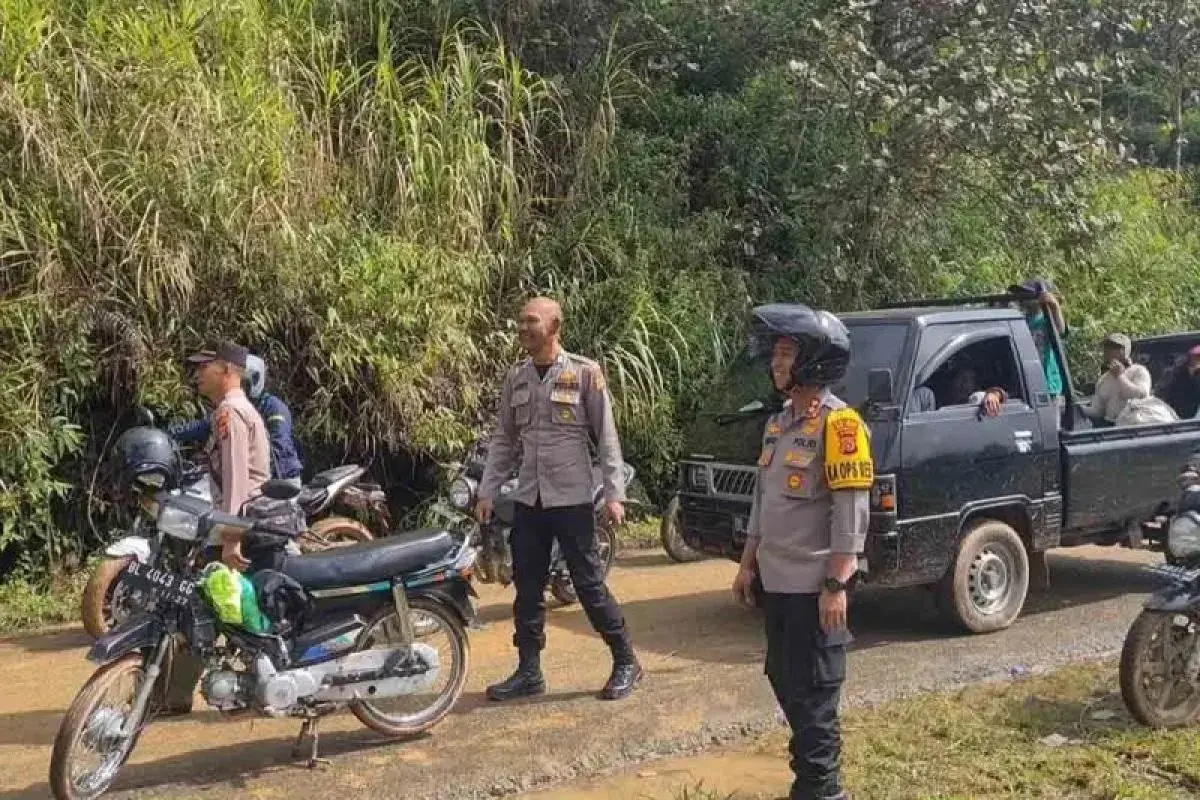 central-aceh-police-escort-26-tons-of-rice-to-isolated-village