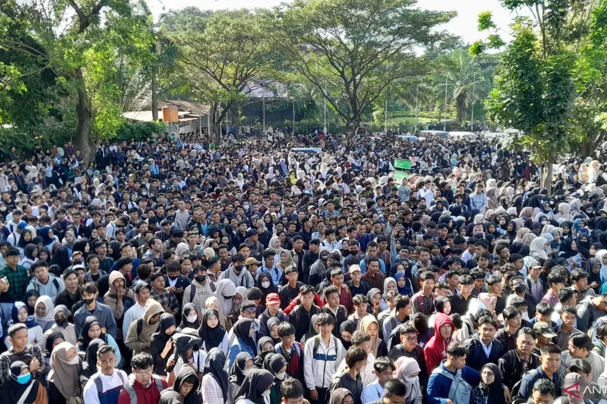 dpr-member-highlight-chaos-at-bekasi-job-fair-reflects-urgent-need-for-jobs