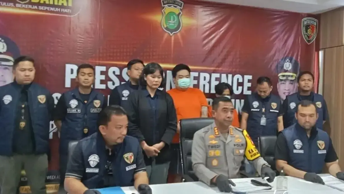 west-jakarta-police-arrest-two-men-running-online-gambling-site