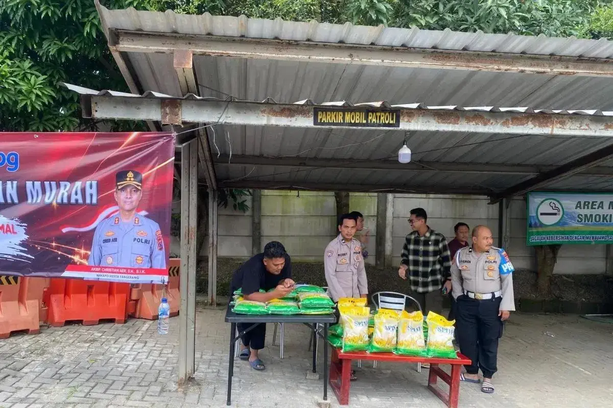 banten-police-distribute-205-tons-of-rice-in-affordable-food-drive