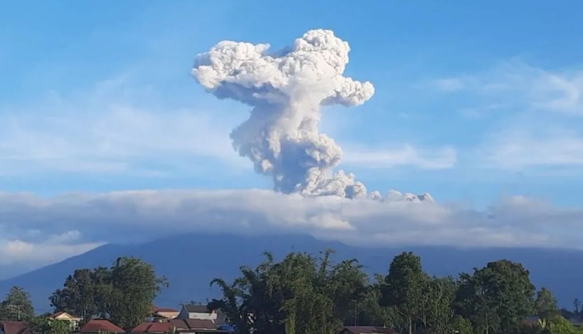 mount-marapi-erupts-with-loud-rumblies-and-ash-plume-reaching-1000-meters