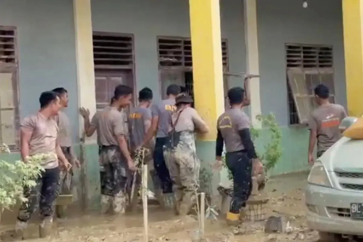 aceh-brimob-cleans-flood-damaged-schools-in-aceh-tamiang