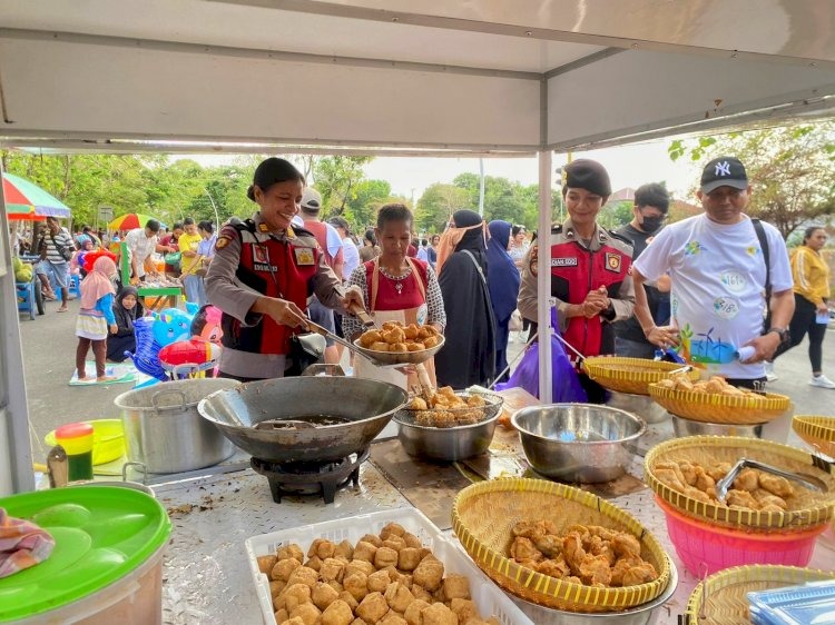 police-mingle-and-help-locals-during-cfd-on-eltari-street-east-nusa-tenggara