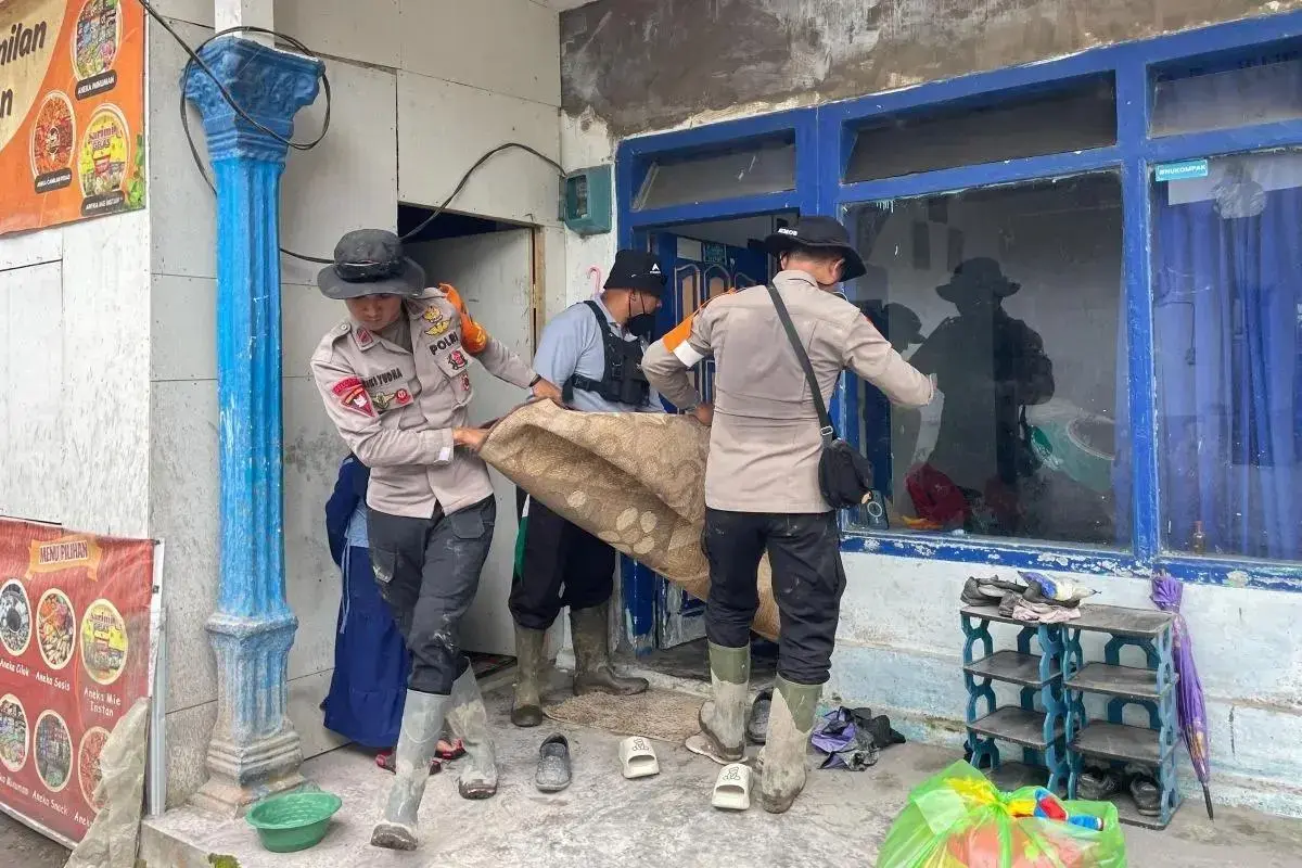 east-java-police-deploy-emergency-teams-after-deadly-mount-semeru-eruption